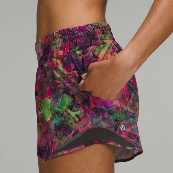 Lululemon Hotty Hot High-Rise Lined Short 4" Size 10 - Picture 4 of 8